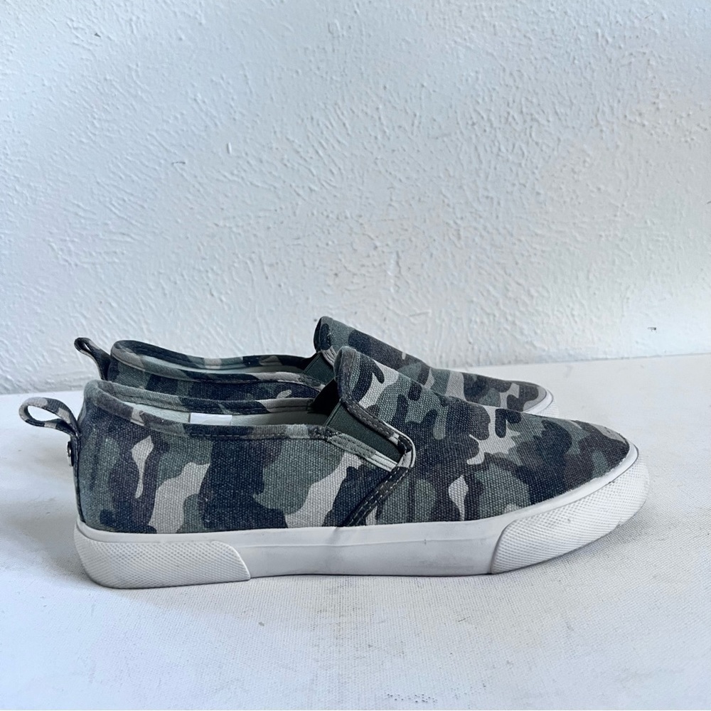 Tommy Bahama camo slip on sneakers